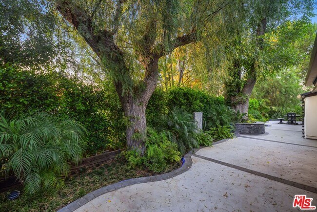 Building Photo - 16725 Oak View Dr