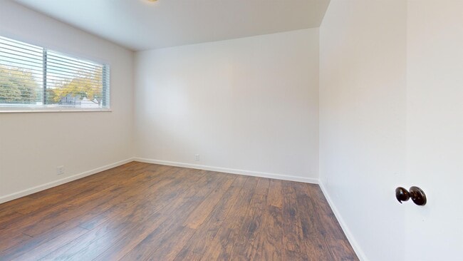 Building Photo - 1558 Bridge St