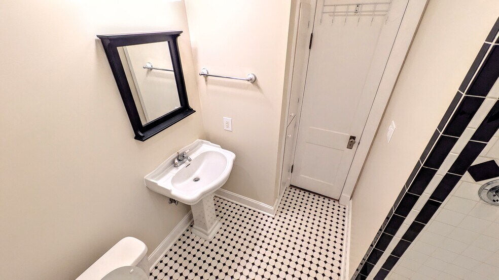 Building Photo - 3311 Lexington Rd