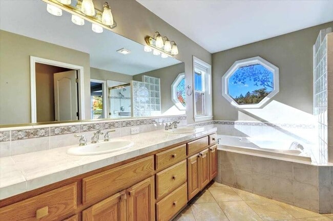 Building Photo - Golf Course 3/2 home in Lake Wildwood, Pen...