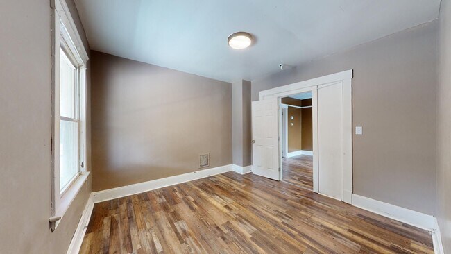 Building Photo - 4104 Clybourne