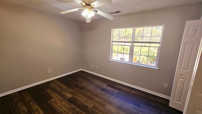 Building Photo - 2 BR 2.5 BA in Hunters Creek