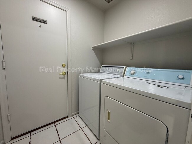 Building Photo - 2340 E Derringer Way