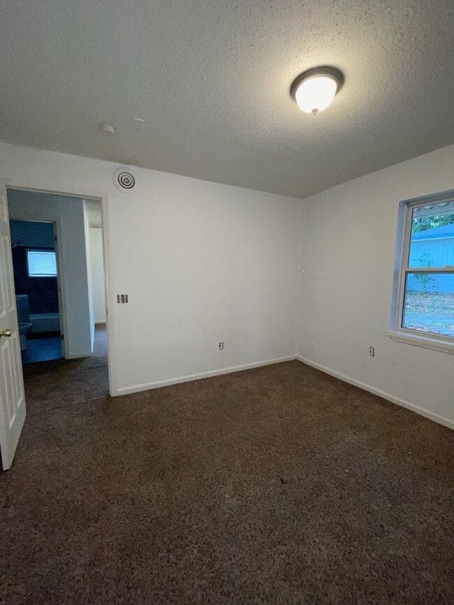 Building Photo - COMING SOON! Cute 2 Bedroom, 1 bathroom in...