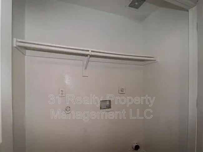 Building Photo - 3444 Pinebrook Dr