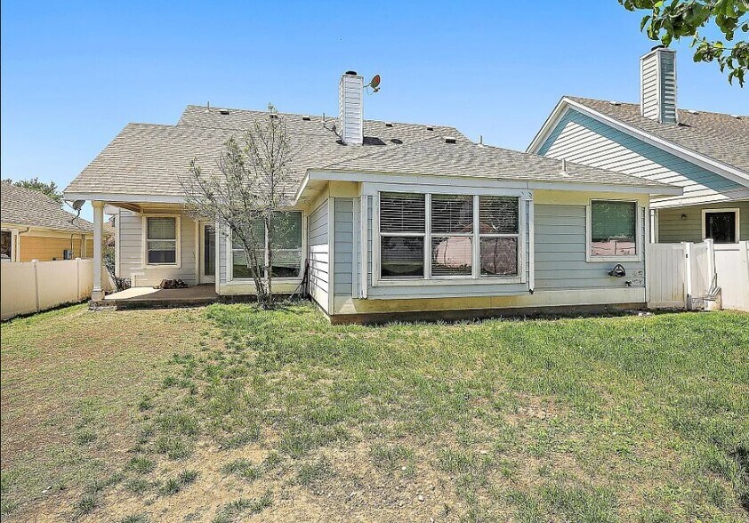 Building Photo - 509 Creekside Dr