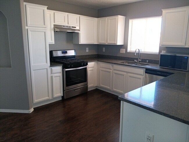 Building Photo - Stunning 5 bedroom, 3 bathroom in Rio Rancho! Ready to see the property in person? Schedule a sho...