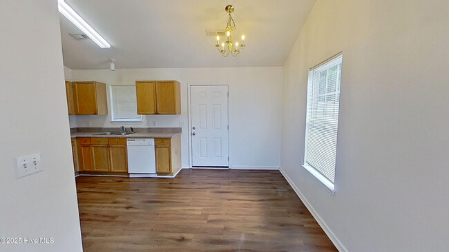 Building Photo - 4252 Sunglow Dr
