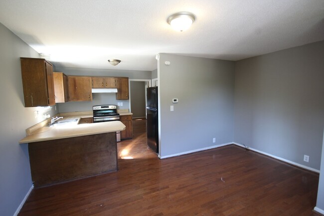 Building Photo - Now Available! 1 bedroom 1 bathroom in Ros...