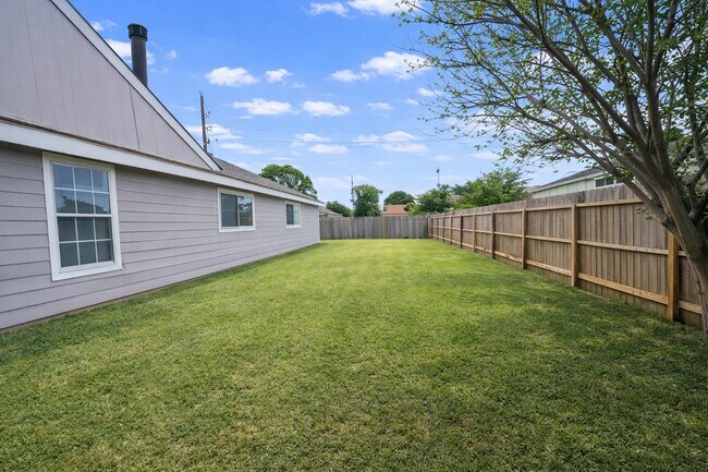 Building Photo - 2210 Sunset Trail