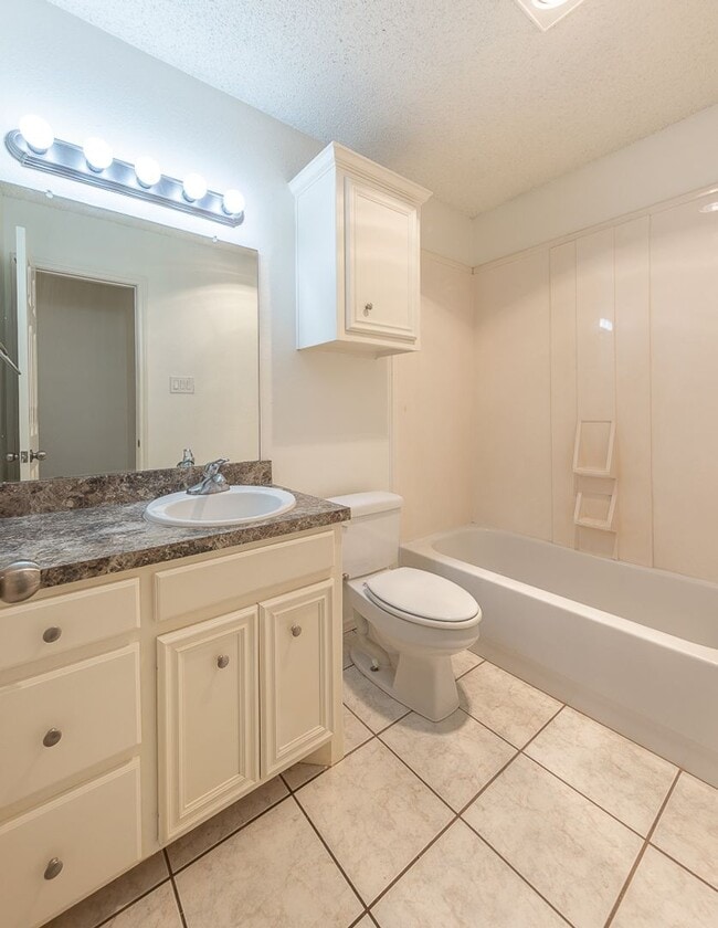 Building Photo - 3 Bed 2 Bath Move In Ready!