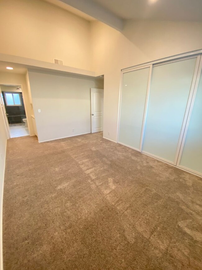 Building Photo - Two Bedroom Luxury Lakewood Condo For Rent!