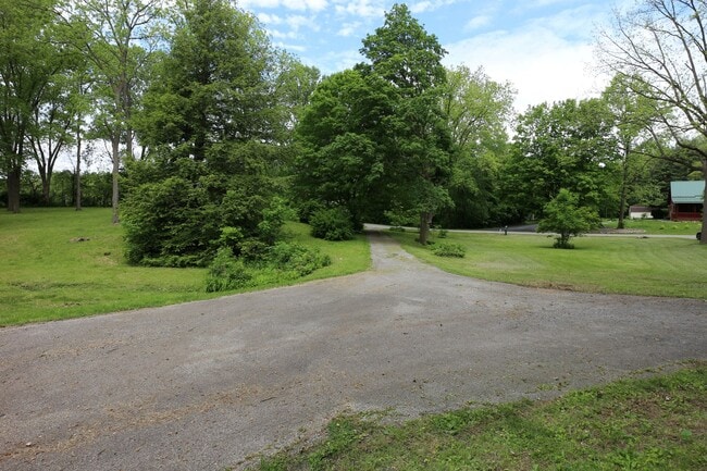 Building Photo - Country Rambler on Large Lot!