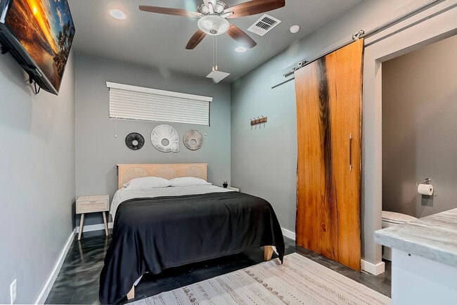 Building Photo - 2002 Rosewood Ave