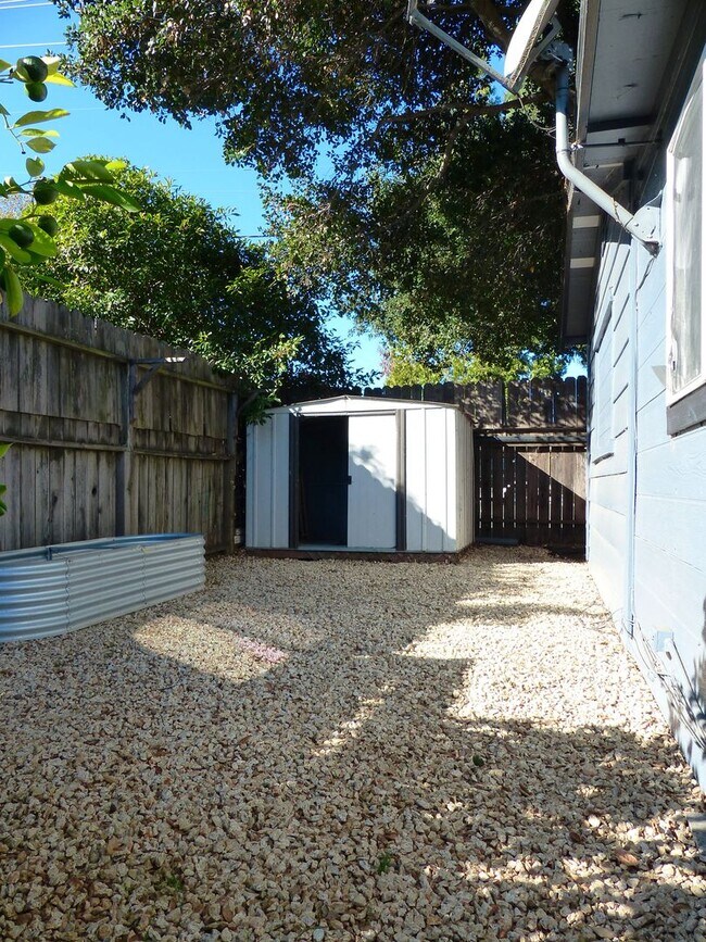 Building Photo - MON301