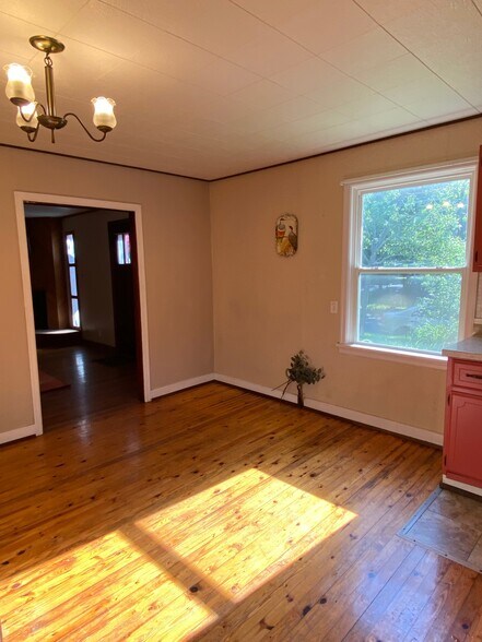 Building Photo - 608 S Webber St