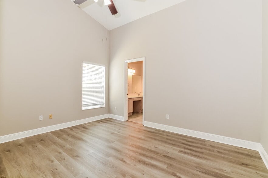 Building Photo - 424 Lancers Dr