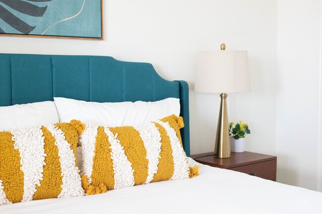 Building Photo - Hilltop Hideaway