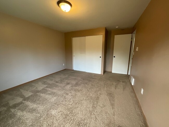 Building Photo - 5 Bedroom Home on 5 Acres!