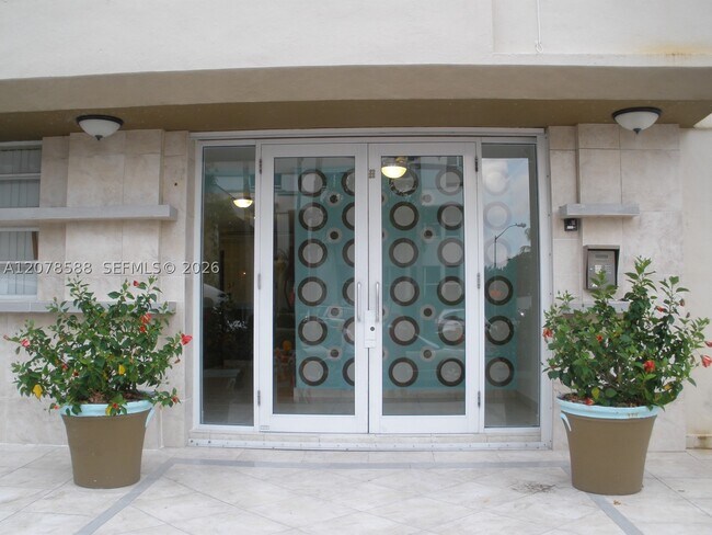 Building Photo - 3030 Collins Ave