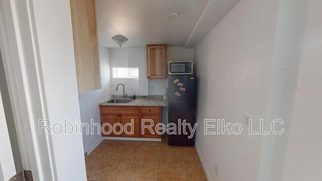 Building Photo - 756 1/2 Maple Street Unit B