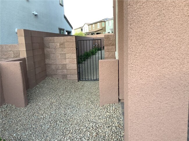 Building Photo - 72 Verde Rosa Dr