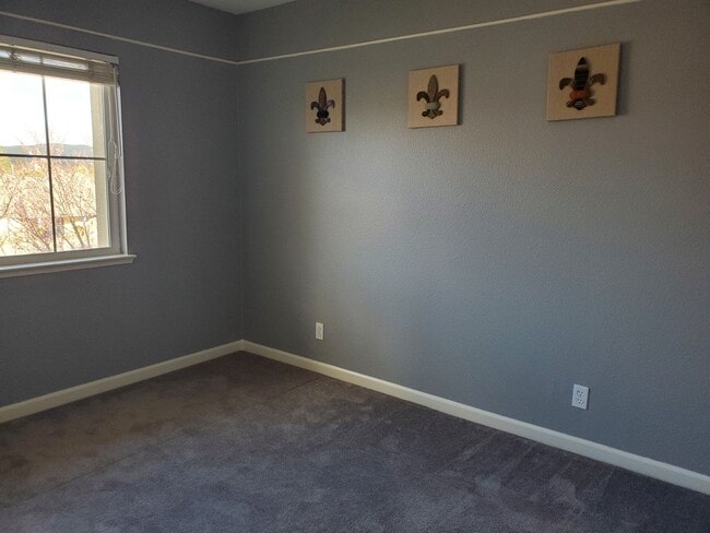 Building Photo - Huge 2 Bedroom House with separate Office ...