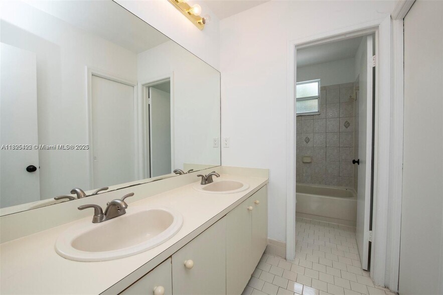 Building Photo - 1127 SW 104th Way