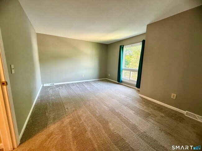 Building Photo - 562 Oak Ave