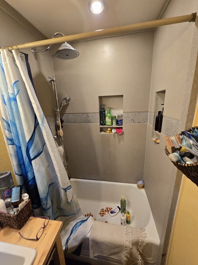 Building Photo - 417 E Tamarack St