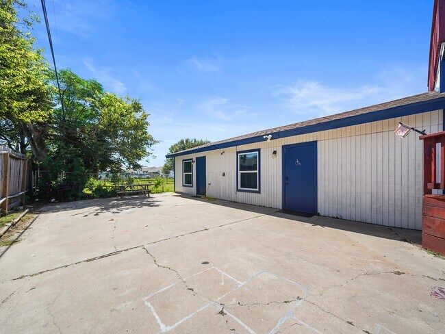 Building Photo - 8007 Beluche Dr