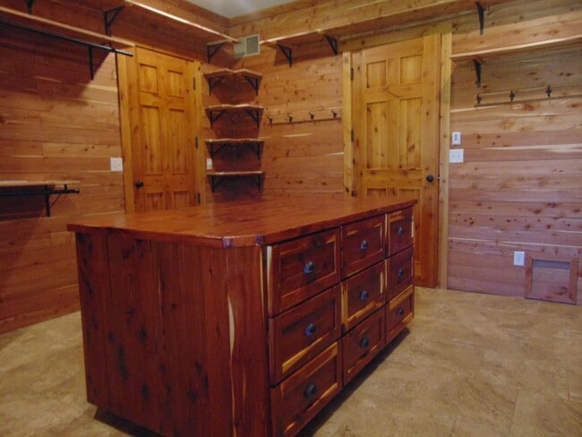Building Photo - Majestic 3 Bed Mid MO Ranch!