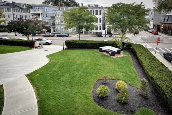 Building Photo - 928 E Broadway