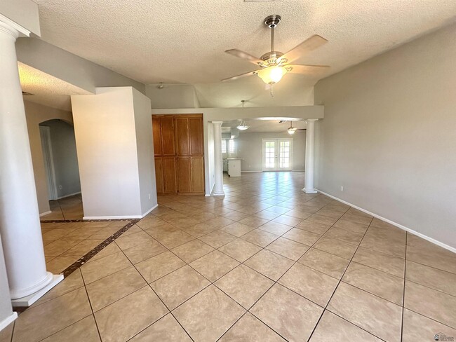 Building Photo - 2723 S 31st Dr