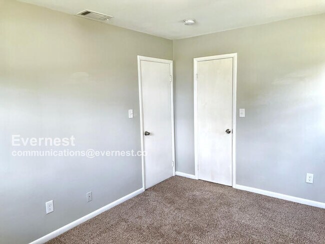 Building Photo - 3302 Village Dr SW