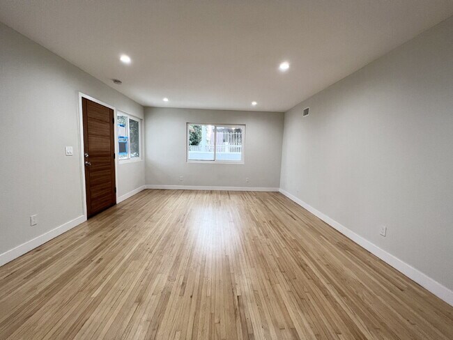 Building Photo - Modern Pet-Friendly Hawthorne Home With Ga...