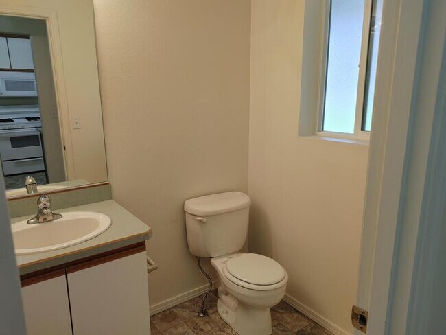 Building Photo - 548 NE Negus Loop