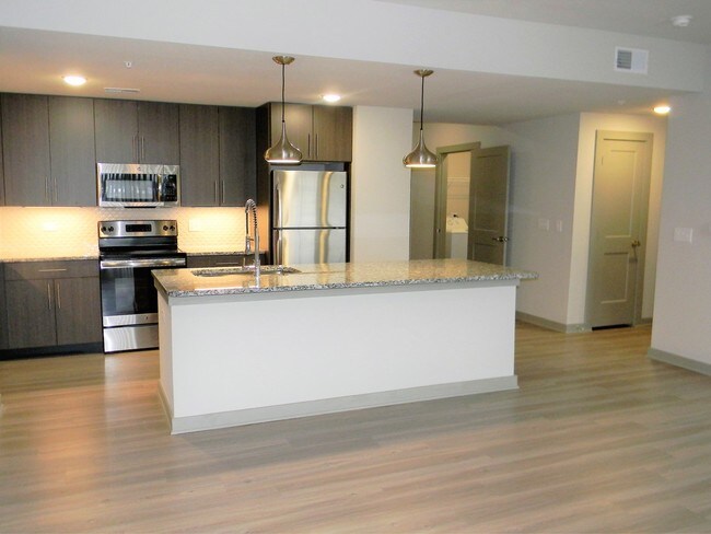 Building Photo - 670 E Algonquin Rd