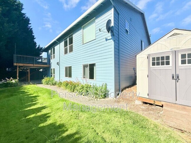 Building Photo - 14317 NE 40th Cir