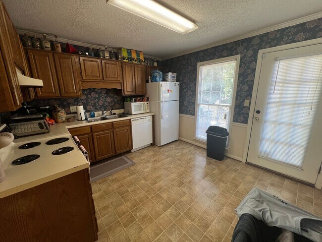 Building Photo - 2 Bedroom Apartments/Townhomes in Five Points!