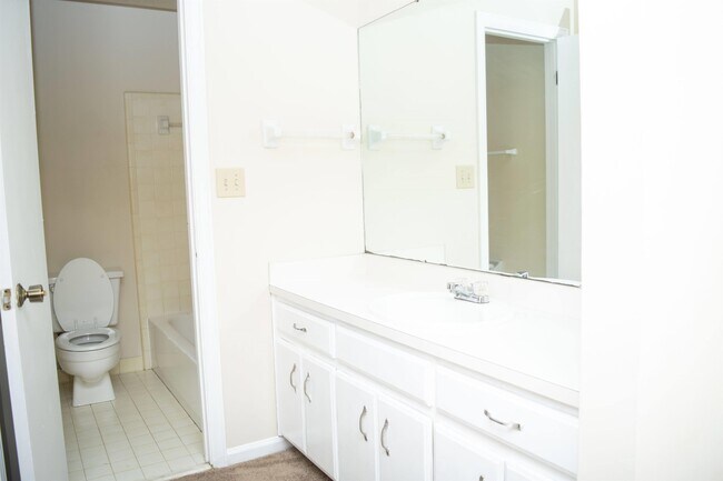 Building Photo - 1615 Woodmere Loop