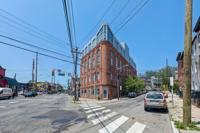 Building Photo - 704 Grand St