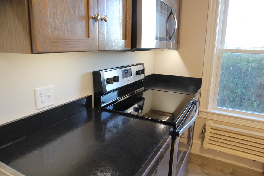 Building Photo - 84 Hathorne St