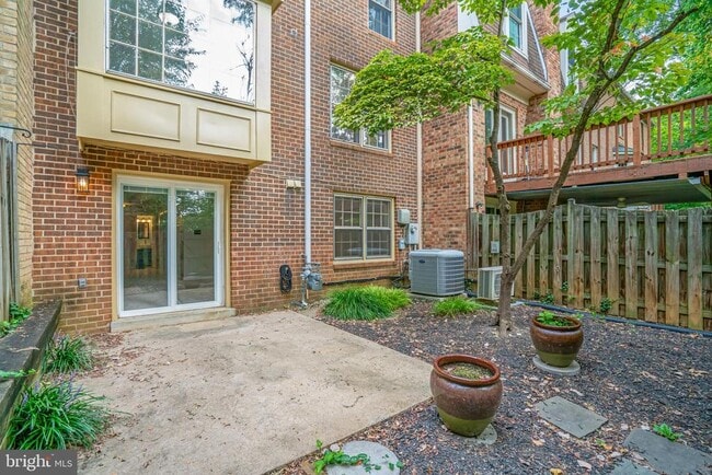 Building Photo - 2131 Kings Mill Ct