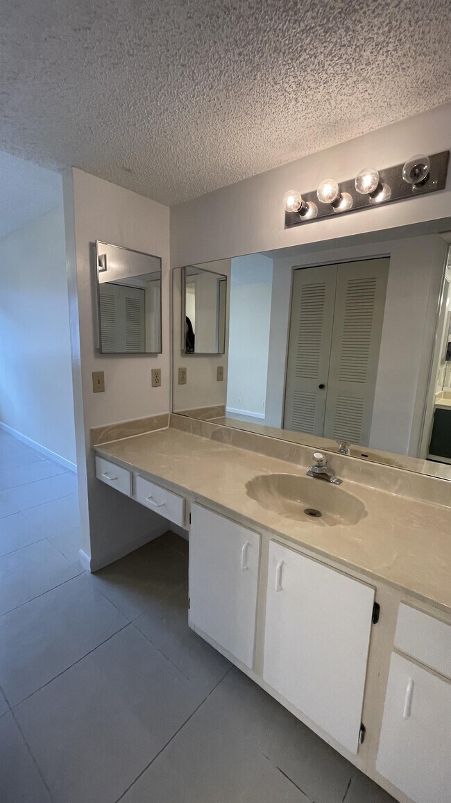 Building Photo - 9833 Westview Dr