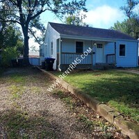 Building Photo - 117 SW Hillside Dr