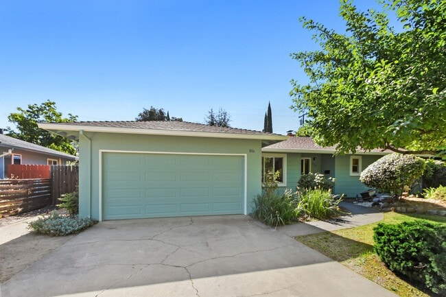 Building Photo - 4 Bedroom 3 Bathroom in Central Davis - Immediate Move-In