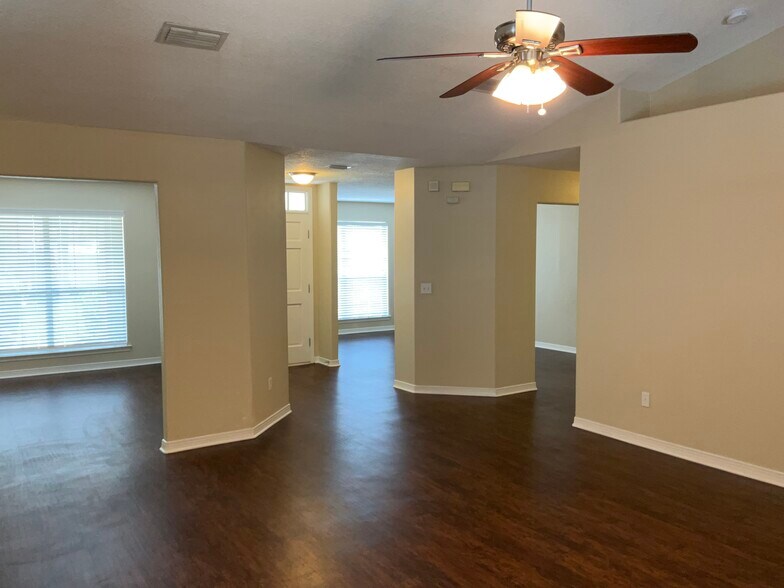 Building Photo - 12142 Corner Oaks Dr
