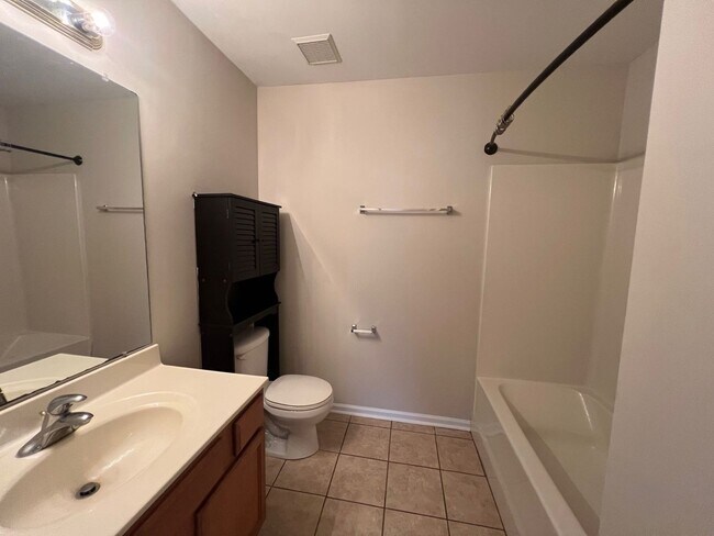 Building Photo - Spacious 2 Bed/2.5 Bath Townhome - Conveni...