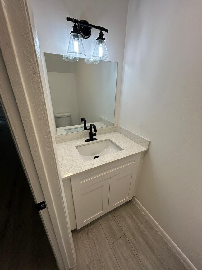 Building Photo - 904 Banks Rd